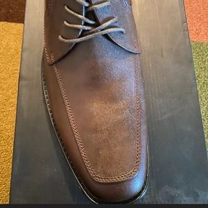 Report men’s size 10 casual shoe